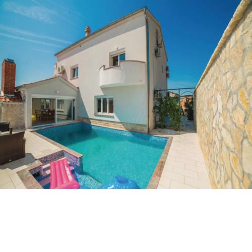 Spacious Villa in Maslenica with Swimming Pool