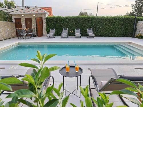 Spacious Villa in Prkos with Private Swimming Pool