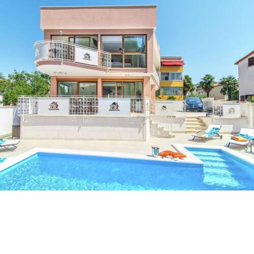Spacious Villa Novigrad with Jacuzzi
