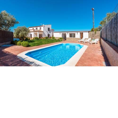 Spacious villa with large pool and whirlpool tub