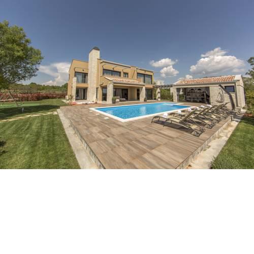 Spacious Villa with Private Pool and Jacuzzi in Porec