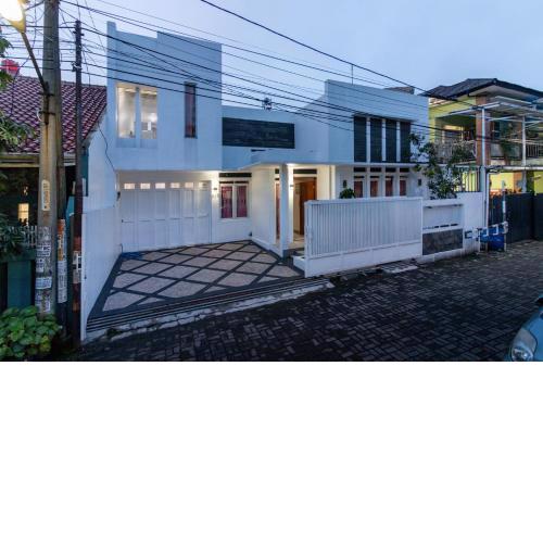 Spacious, White-villa Belgareti @Kiara Condong