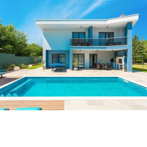 Spadici Villa Sleeps 8 with Pool Air Con and WiFi