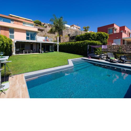Special house with private pool and awesome garden with golf course views