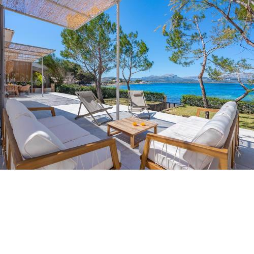 Spectacular stylish villa in front of the sea