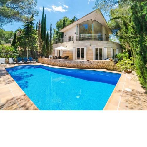 Spectacular villa with three levels located in quiet area