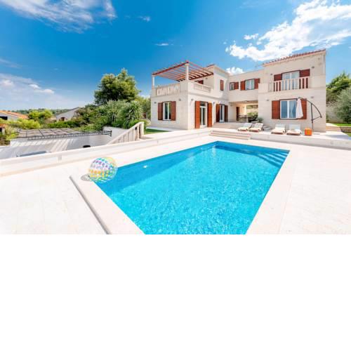 Splitska Villa Sleeps 8 with Pool Air Con and WiFi