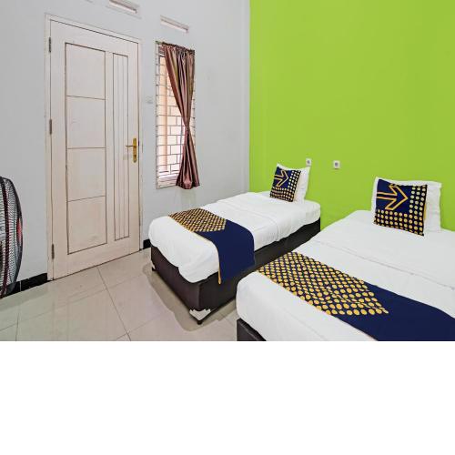 SPOT ON 92255 Lucky Guesthouse