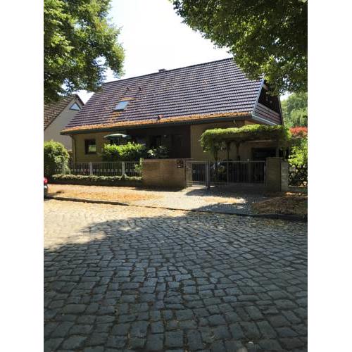 Stadtnahe Unterkunft im Grünen