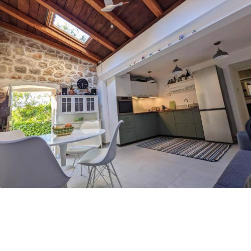 Stone House Bella