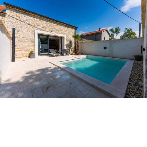 Stone House with pool Poeta