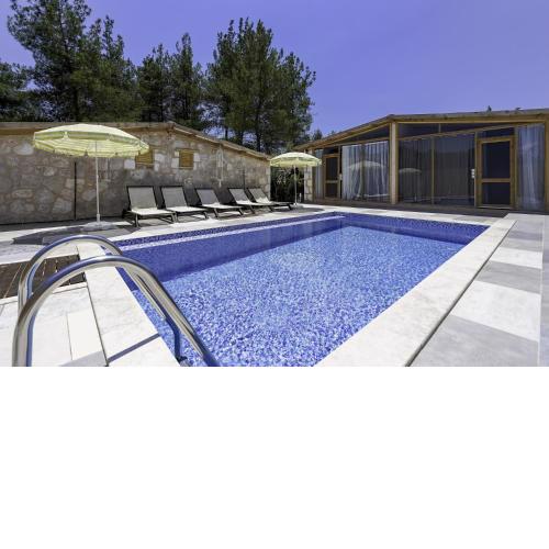 Stone Vacation Flat w Pool in Kas