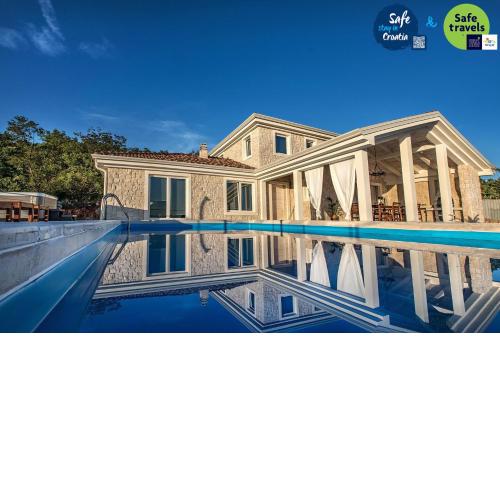 Stone Villa Belvedere, on Kvarner, with a Pool