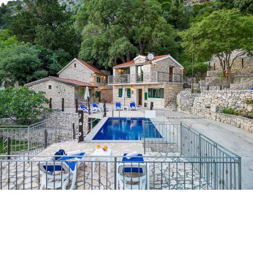 Stonehouse Zora - Private Nature's Oasis
