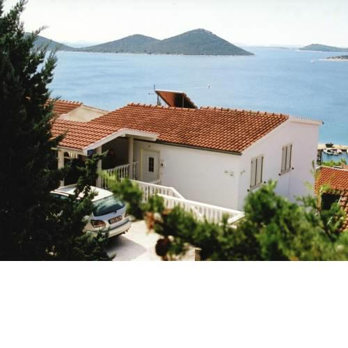 Stpacious Apartment in Drage with Parking