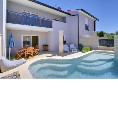 Strandnahe Villa mit privatem Pool, WLAN, Terrasse, Grill