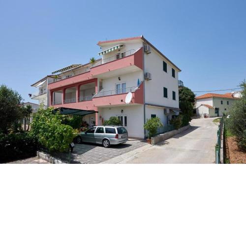 Studio apartment in Seget Vranjica with terrace, air conditioning, WiFi, washing machine 5052-1