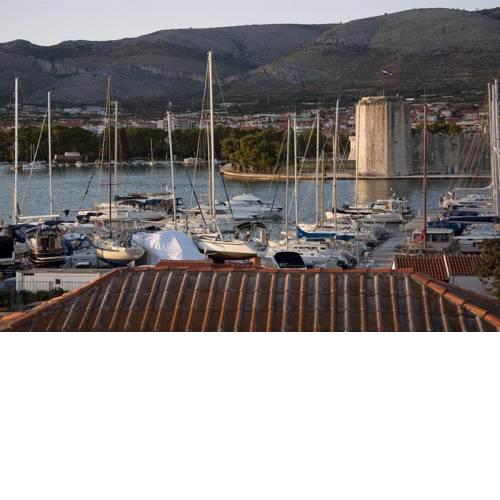 Studio Apartment in Trogir with Sea View, Terrace, Air Conditioning, Wi-Fi (3788-1)