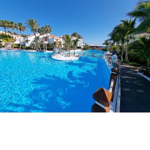 Studio Apartment No. 1 directly on the beach and sea, terrace, heated pool, wifi