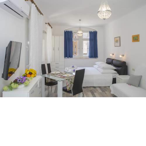 Studio Apartment Old Square