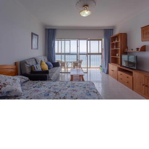 Studio apartment with sea view and pool