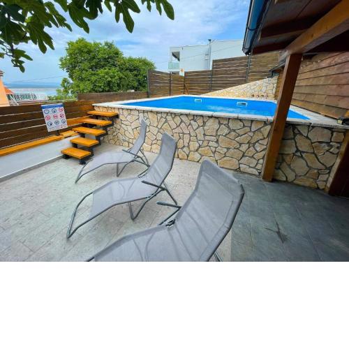 Studio apartment with swimming pool and sea view !
