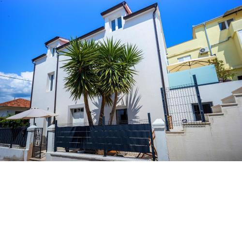 Studio apartments Yucca, 2-min to the beach and 5 to Trogir