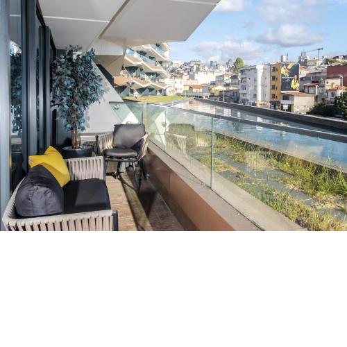 Studio Flat with Balcony Close To Flower Passage