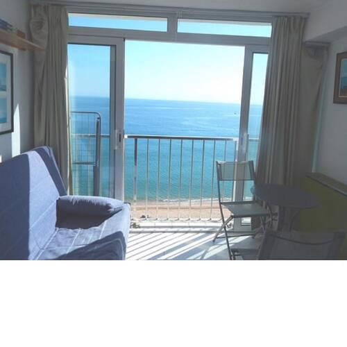 Studio sur la première ligne de mer et piscine