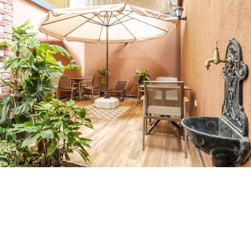 Studio with Balcony Backyard 6 min to Bull Statue