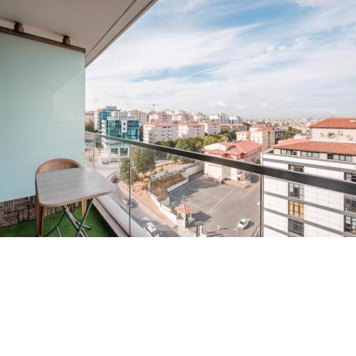 Studio with City View Balcony 2 min to Metro