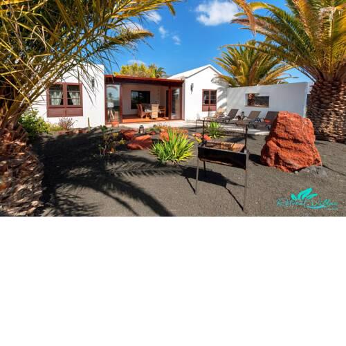 Stunning 2-Bed Villa in Playa Blanca