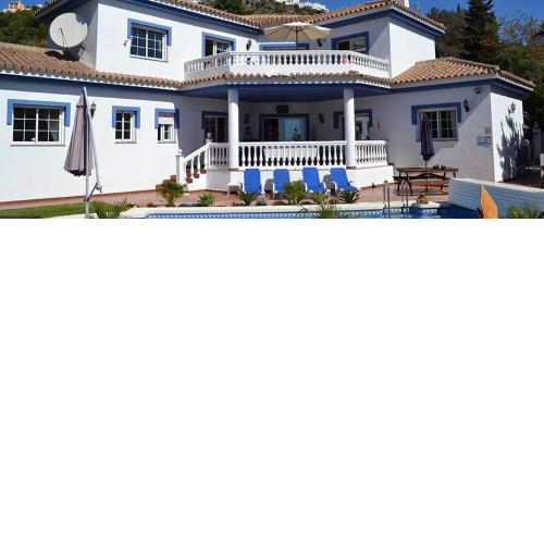 Stunning 4 Bedroom Villa in Benalmadena with Heated Pool!