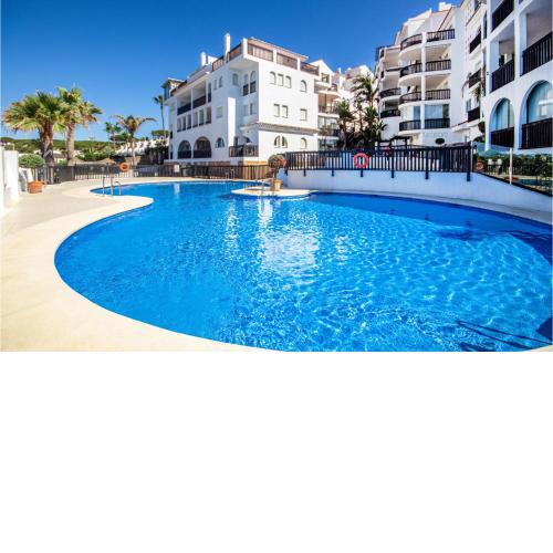 Stunning apartment in Calahonda with Outdoor swimming pool, WiFi and 3 Bedrooms
