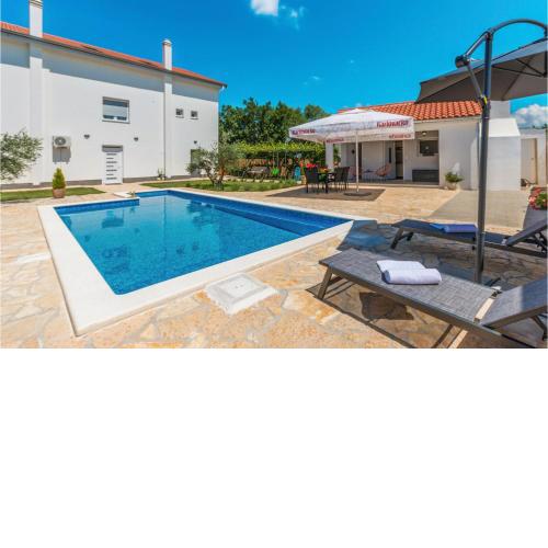 Stunning Apartment In Donje Rastane With Outdoor Swimming Pool, Wifi And 2 Bedrooms