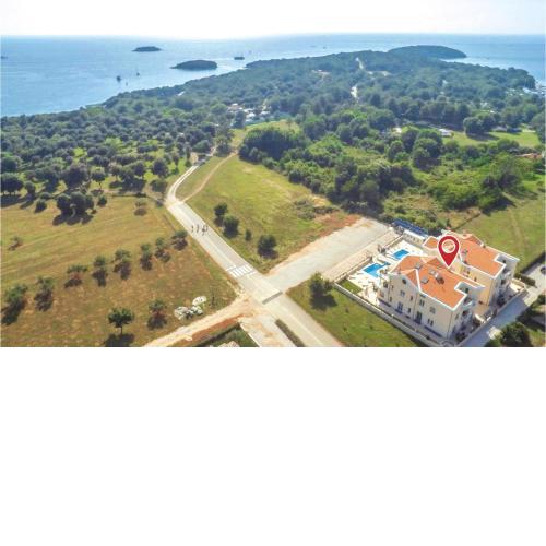 Stunning apartment in Funtana with 1 Bedrooms, Outdoor swimming pool and WiFi