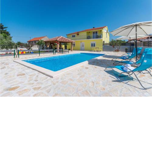 Stunning apartment in Gornje Rastane with Outdoor swimming pool, WiFi and 3 Bedrooms