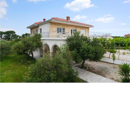 Stunning Apartment In Gornje Selo With Wifi And 4 Bedrooms