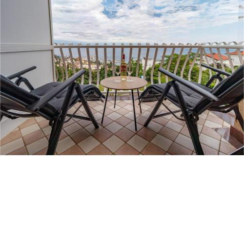 Stunning Apartment In Icici With Wifi And 2 Bedrooms
