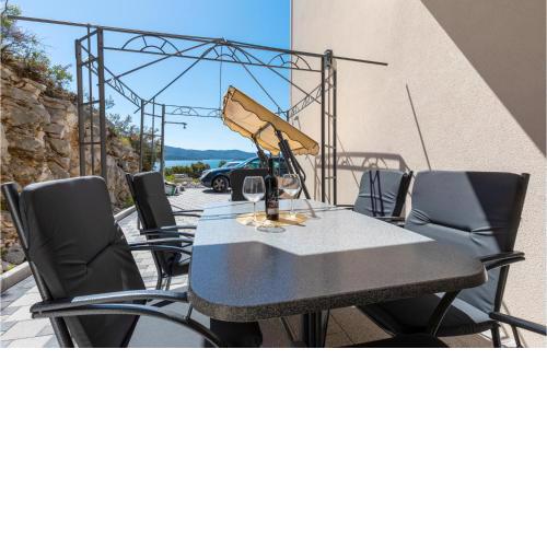 Stunning apartment in Komarna with WiFi and 3 Bedrooms