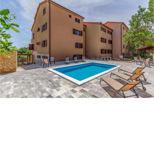 Stunning apartment in Liznjan with Outdoor swimming pool, WiFi and 2 Bedrooms