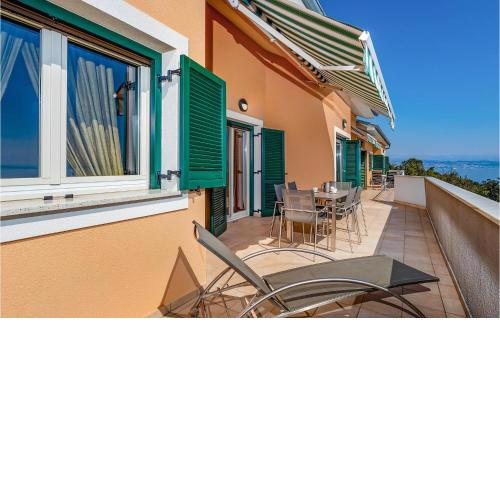 Stunning apartment in Moscenicka Draga with 4 Bedrooms and WiFi