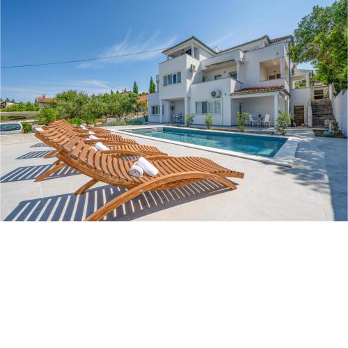 Stunning apartment in Murter with WiFi, 2 Bedrooms and Outdoor swimming pool
