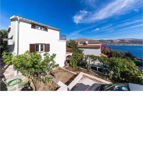 Stunning apartment in Okrug Donji with 1 Bedrooms and WiFi
