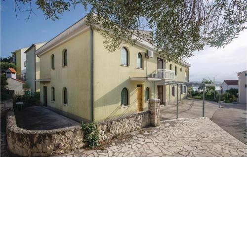 Stunning Apartment In Okrug Gornji With 1 Bedrooms And Wifi