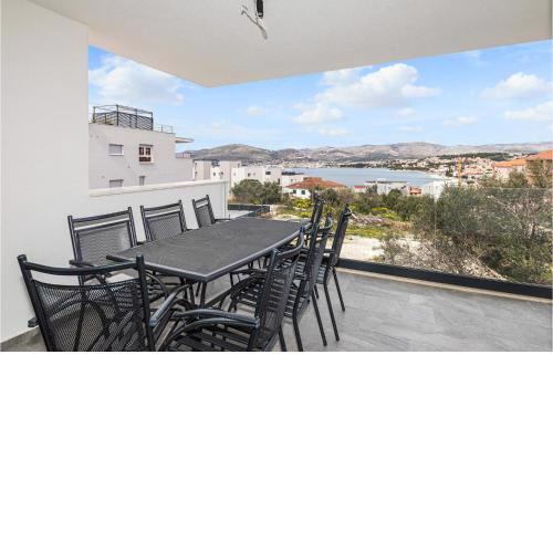 Stunning Apartment In Okrug Gornji With Outdoor Swimming Pool, Wifi And 3 Bedrooms
