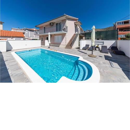 Stunning apartment in Plano with Outdoor swimming pool, WiFi and 2 Bedrooms