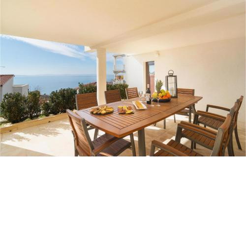 Stunning apartment in Podstrana with WiFi and 5 Bedrooms