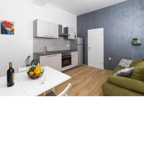 Stunning apartment in quiet street near center With free parking 4 floor