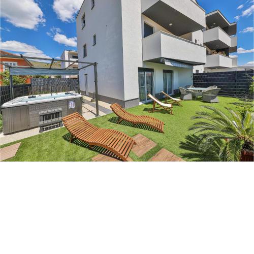 Stunning apartment in Seget Donji with Jacuzzi, WiFi and 2 Bedrooms
